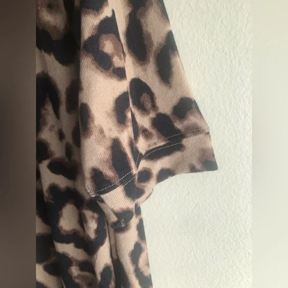 New Amaryllis Apparel Women's Shirt Brown XL Henley Hi Low Tunic Leopard Design - Picture 12 of 15
